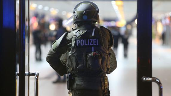 Un policía entra en la estación de Dusseldorf. 