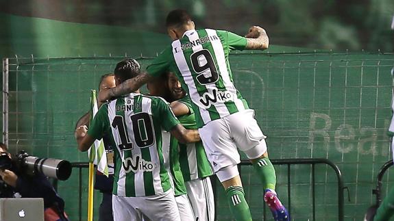 Los jugadores del Betis celebran el 1-0. 