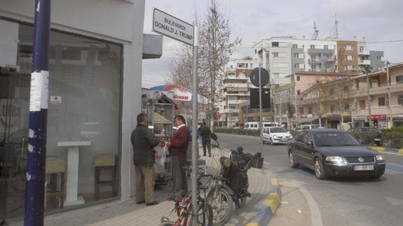 Bulevar Donald J. Trump, en la ciudad albanesa de Kamza.