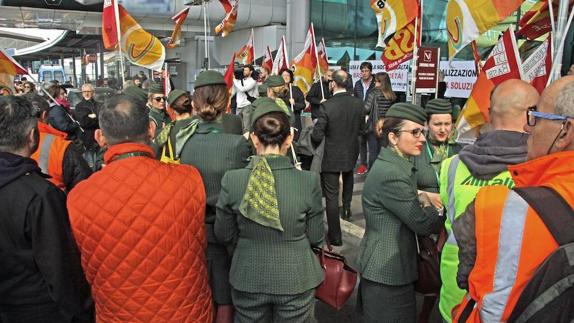 Protesta de los trabajadores de Alitalia en Roma.