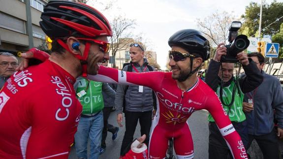 Nacer Bouhanni (d) celebra su victoria con David Navarro.