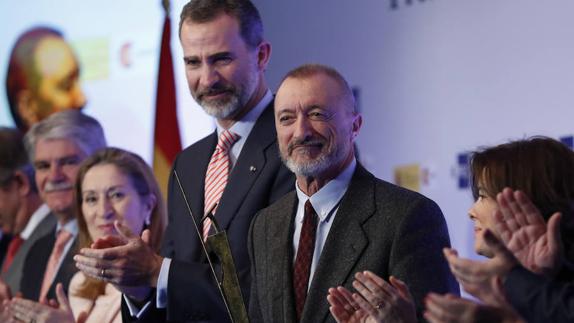 Felipe VI aplaude tras hacer entrega del Premio Don Quijote de Periodismo a Arturo Pérez-Reverte (2d).
