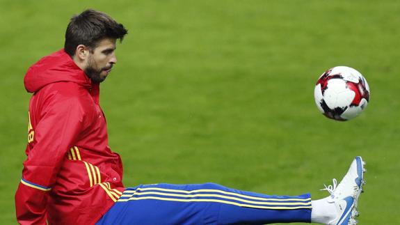 Piqué, en un entrenamiento con España. 