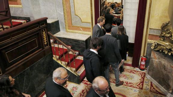 Diputados abandonando el pleno del Congreso.