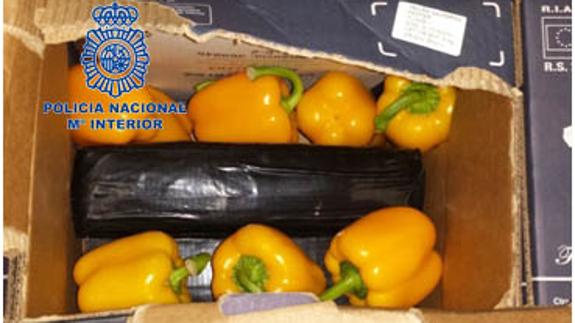 Imagen de hachís oculto entre pimientos. 