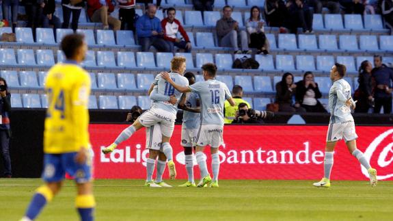 Los jugadores celtiñas celebran el primer gol del partido.