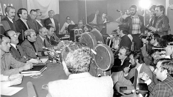 Santiago Carrillo, Marcelino Camacho y otros dirigentes del PCE, en 1977. 