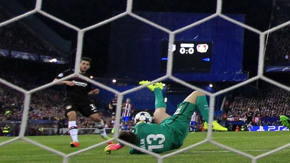 Oblak hace una parada ante el Bayer Leverkusen. 