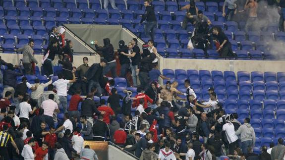 Imagen de los violentos enfrentamientos en la grada. 