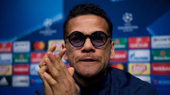 Dani Alves, en la rueda de prensa. 