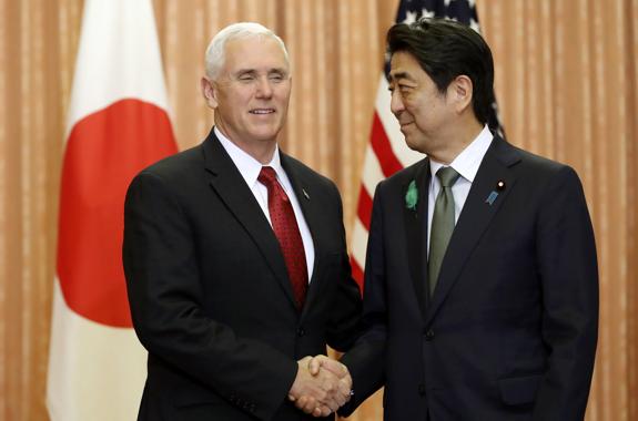 El vicepresidente de Estados Unidos, Mike Pence, posa junto al primer ministro japonés, Shinzo Abe. 