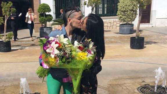 Jimena Rico y Shaza Ismail se besan a las puertas del Ayuntamiento de Torrox, Málaga.