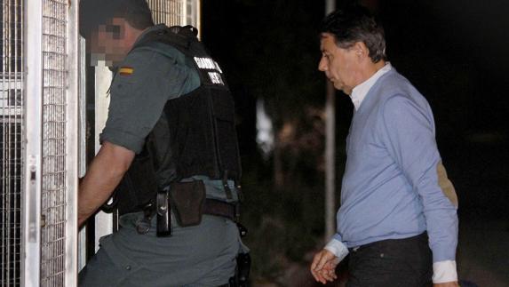 Ignacio González detenido por la Guardia Civil.