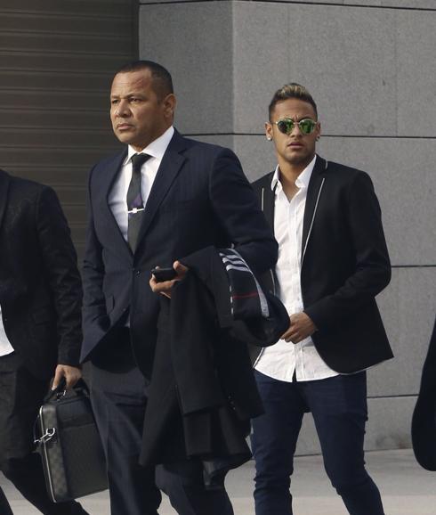 Neymar y su padre, a la salida de la Audiencia Nacional en 2016. 