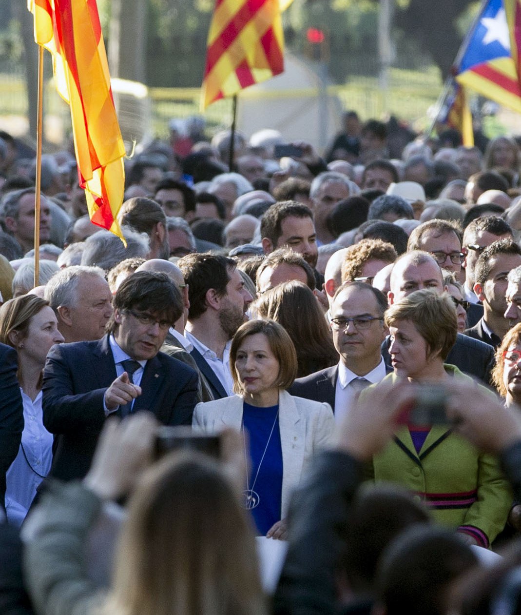 Carme Forcadell (c), la secretaria de la Mesa Anna Simó (d), y el presidente de la Generalitat, Carles Puigdemont (i).