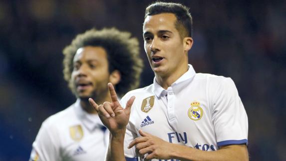 Lucas Vázquez celebra un gol. 