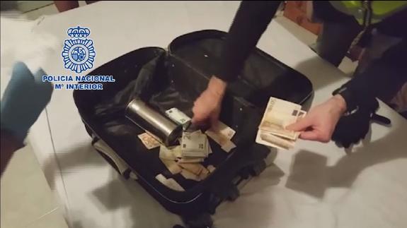 La Policía interviene dinero en efectivo en el club de alterne. 
