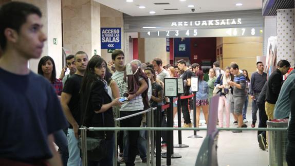 Espectadores hacen colas en una edición anterior de la Fiesta del Cine. 