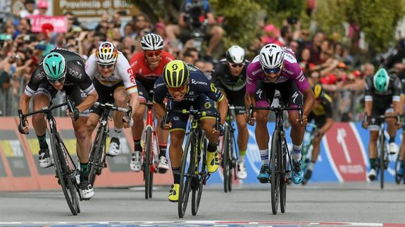 Caleb Ewan (c) del Orica Team se impone en el esprint al colombiano Fernando Gaviria (d) del Qiuick-Step Floors y al irlandés Sam Bennett  EFE