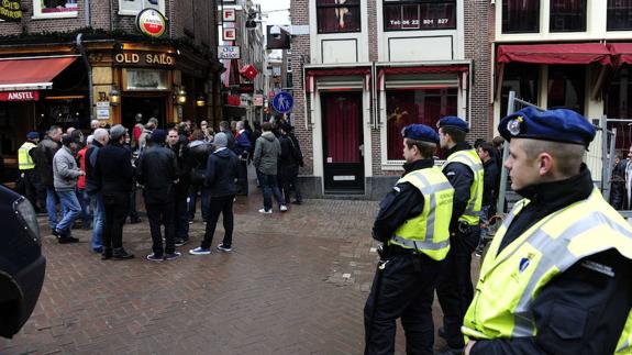 Policías neerlandeses vigilan a 'hooligans' en Ámsterdam. 