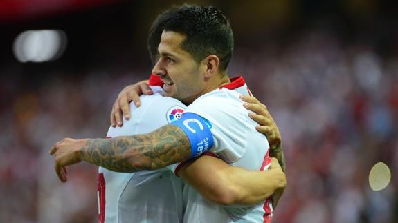 Vitolo (d) celebra con un compañero uno de los goles a Osasuna. AFP