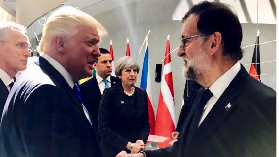 Trump y Rajoy se saludan en Bruselas.