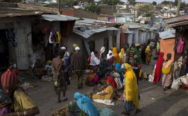 Decenas de personas pasean por la ciudad amurallada de Harar (Etiopía). 
