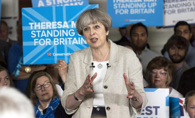 La primera ministra británica y líder del Partido Conservador, Theresa May (c).