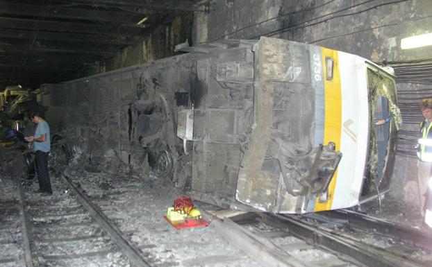El vagón del metro de Valencia, volcado tras el accidente.