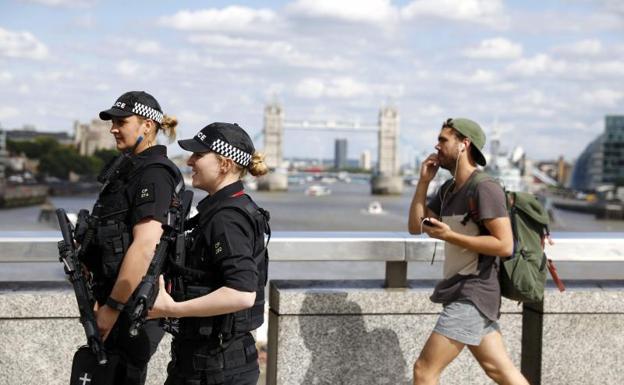 Dos policías armadas patrullan en Londres.