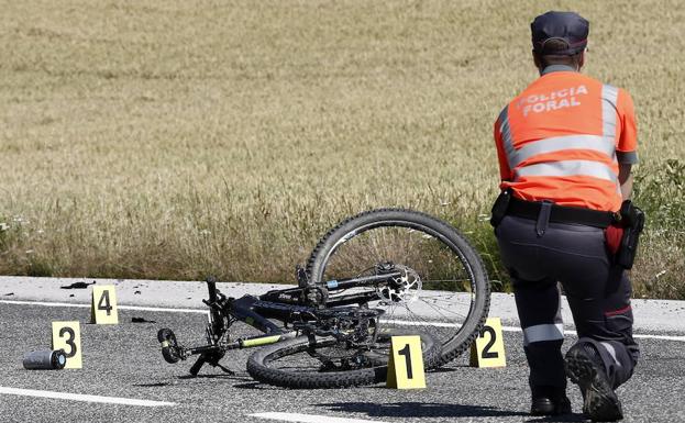 Un ciclista murió tras ser atropellado por un vehículo en el término navarro de Erice de Iza. 