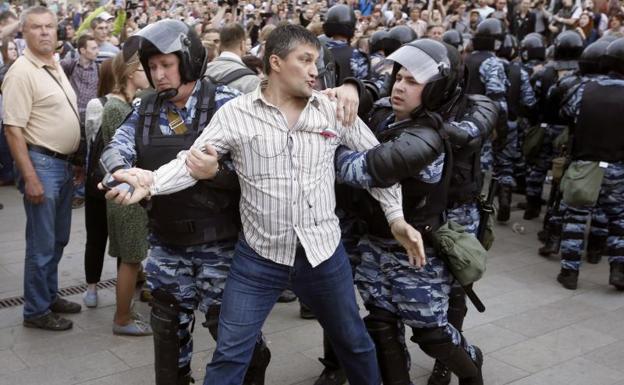 Policías detienen a un manifestante en la calle Tverskaya.