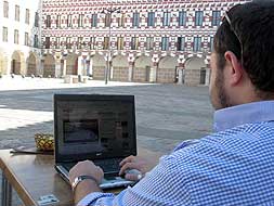 Un joven consulta un documental sobre Badajoz en la web Youtube utilizando su portátil en la Plaza Alta pacense.|NRP