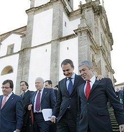 José Luis Rodríguez Zapatero y su homólogo portugués, José Sócrates, acompañados por Moratinos y Fernández Vara.  / REUTERS
