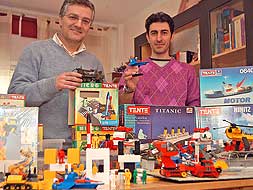 Paco y Ángel, rodeados de piezas y juguetes de Tente./JORGE REY