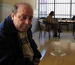 Leopoldo Prieto (Mérida, 1937), en la cafetería del Psiquiátrico de Mérida, hace unos días.|CEDIDA