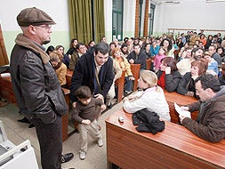 En primer plano, Santiago Hernández, durante la reunión en el colegio.|L.C.