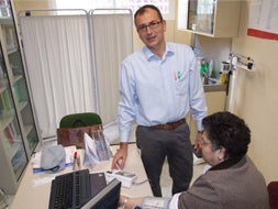 Francisco J. Félix Redondo, médico de familia e investigador, toma la tensión a una paciente en Villanueva de la Serena. / RAÚL HABA
