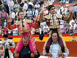 Los dos toreros extremeños de la terna, Antonio Ferrera (d) y Miguel Ángel Perera (i) salieron a hombros de la plaza. / CASIMIRO MORENO