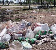 La basura reina en el ferial una semana después de Extremúsika