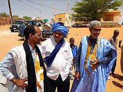 Monterroso, con turbante, junto a responsables políticos del pueblo mauritano.|J.S.P.