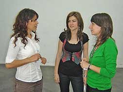 Susana Martín, hablando ayer con Soledad Aza y la edil villanovense de Juventud, Sara Pérez. / F.H.