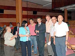 Quintana, con algunos de los asistentes a la reunión. / BRÍGIDO