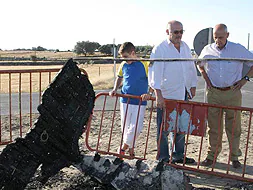 kiko Monterroso ( con gafas), alcalde de Aldeacentenera, y Emilio González./HOY