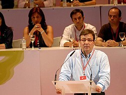 Fernández Vara habla desde la tribuna en el Palacio de Congreso Manuel Rojas de Badajoz./CASIMIRO MORENO