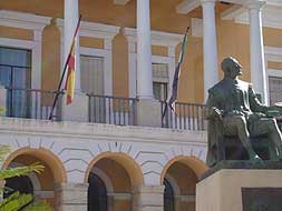Una bandera falta en la fachada del Palacio Municipal, la de la ciudad de Badajoz. / J. CORRALES