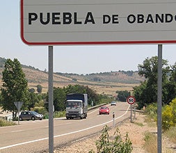 Imagen de la Ex-100 a su paso por Puebla de Obando./HOY