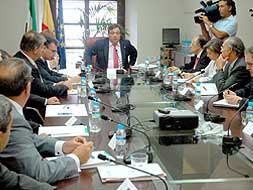 El presidente de la Junta                     se reunió con las cajas de ahorros y bancos extremeños./ BRÍGIDO