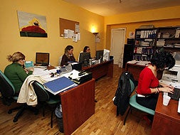 Una mujer consulta algunos datos en el ordenador. / J.M. ROMERO