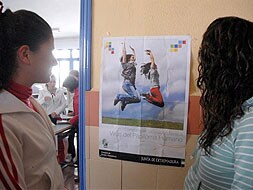 Dos niñas miran el cartel informativo sobre la vacuna del papiloma en un colegio. / BRÍGIDO
